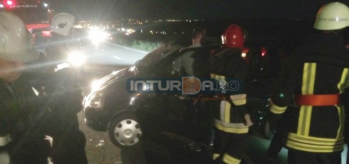 VIDEO/FOTO: Accident grav la Turda! Un tânăr s-a răsturnat cu mașina după ce a fost lovit de autoturismul unei femei din Harghita care a pătruns pe contrasens!
