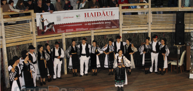 VIDEO: Turistii care au vizitat Salina Turda astazi s-au bucurat de spectacolul folcloric „HAIDĂUL”