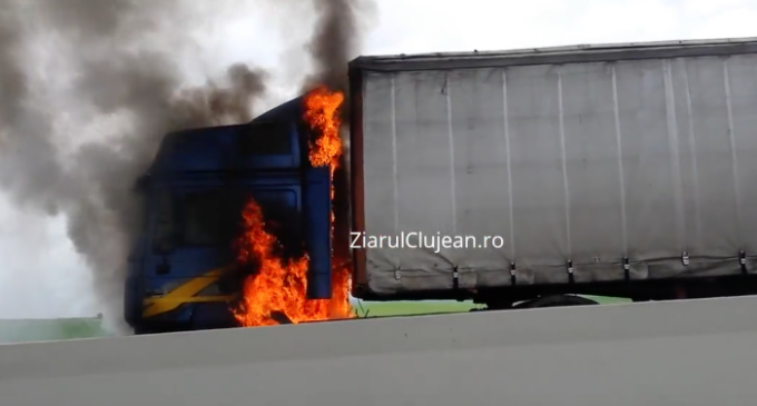 VIDEO: Un TIR a luat foc în timp ce se deplasa de la Turda spre Cluj-Napoca