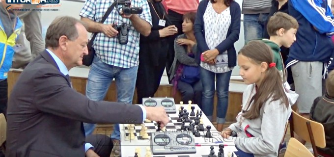 VIDEO: Primarul Turzii, Matei Cristian, a făcut prima mutare la Festivalul Internațional de Șah ”Salina Turda”