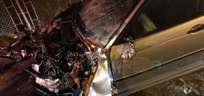 VIDEO/Foto: Accident pe strada Ștefan cel Mare din Turda. Un BMW a intrat frontal intr-un autobuz