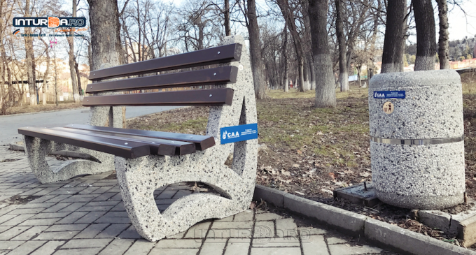 Video/Foto: Primăvara vine cu noutăți: a fost înlocuit mobilierul urban din parcul central