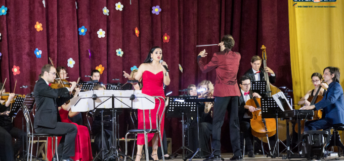 VIDEO: Concert spectaculos la Câmpia Turzii. Analia Selis și „Young Famous Orchestra” pe scena Palatului Cultural ”Ionel Floașiu”
