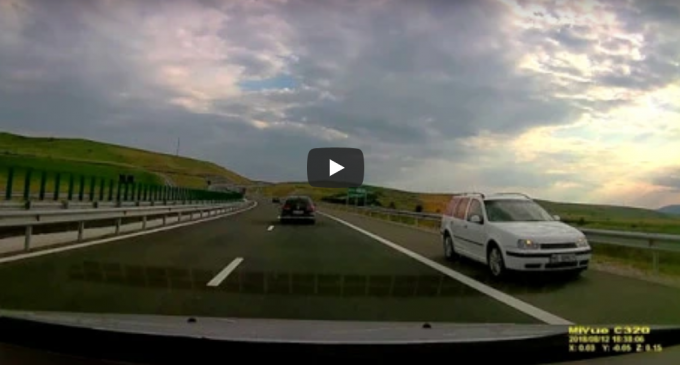 Video: Un şofer merge pe contrasens pe noua autostradă Aiud-Turda