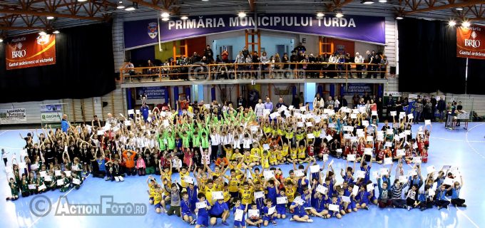 FOTO/VIDEO: Memorialul „Ioan Deteșan” a adunat 800 de copii la Turda, care a fost în weekend „capitala handbalului la nivel copii”