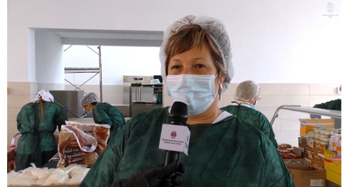 VIDEO: Echipa Cantinei Sociale din incinta Liceului Liviu Rebreanu lucrează în continuare pentru a le oferi alimente celor care au nevoie