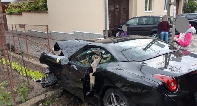 Ferrari făcut praf într-un accident auto cu două autoturisme implicate