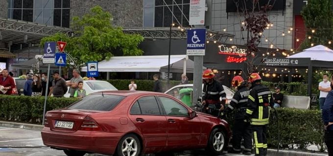 Un autoturism a luat foc în parcarea centrului comercial VIVO