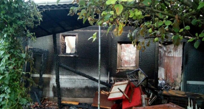 Incendiu la două case din Viișoara. Interventia pompierilor a durat patru ore