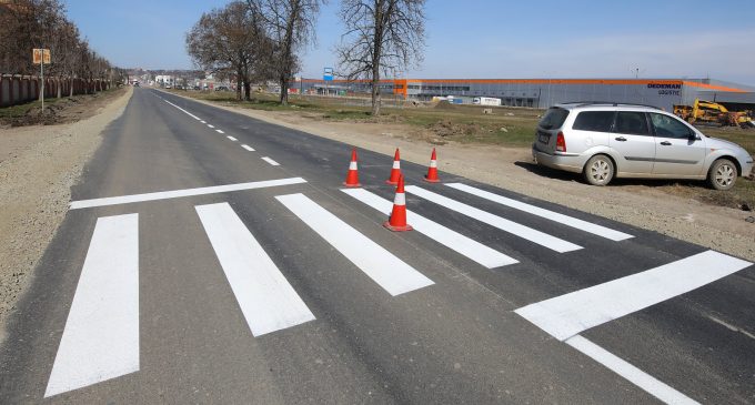 FOTO: Au fost trasate marcajele rutiere pe sectorul de drum proaspăt reabiltat de DRDP