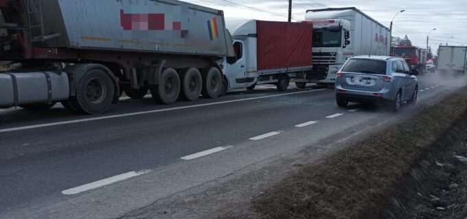 Accident rutier între o autoutilitară și 2 TIR-uri, în județul Cluj