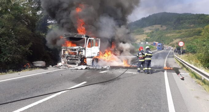 Camion în flăcări pe DN1 în localitatea Dumbrava