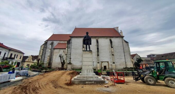 Statuia lui Avram Iancu a fost relocată pe noul soclu din proximitatea Teatrului Național Aureliu Manea