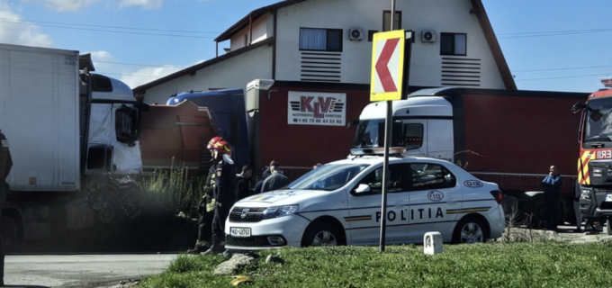 FOTO: Accident grav la intrare în Turda dinspre Alba Iulia! 4 persoane sunt evaluate de echipajele medicale