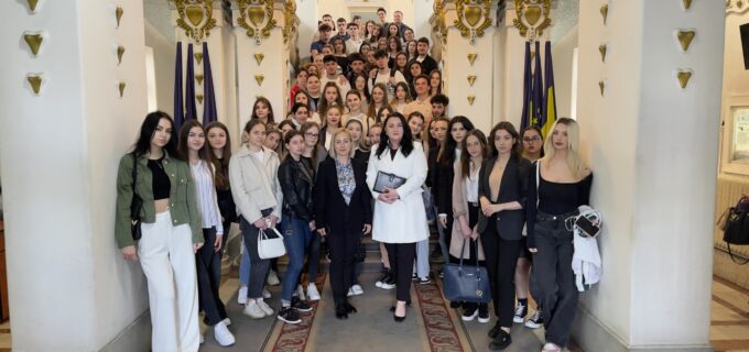 80 de studenți la Administrație Publică, găzduiți de Prefectura Cluj într-o „altfel de zi de facultate”