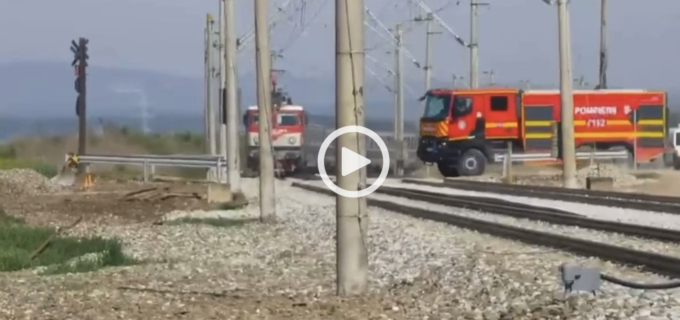VIDEO: O autoutilitară a pompierilor turdeni era să fie lovită de tren la Câmpia Turzii! Șoferul este cercetat disciplinar de către ISU Cluj