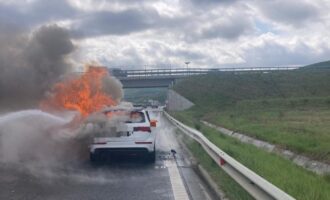 Un autoturism a ars complet pe autostrada A10, sensul de mers Turda – Aiud